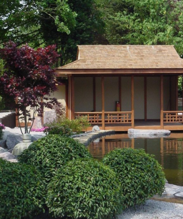 Desain Rumah dengan Taman Koi di Depan